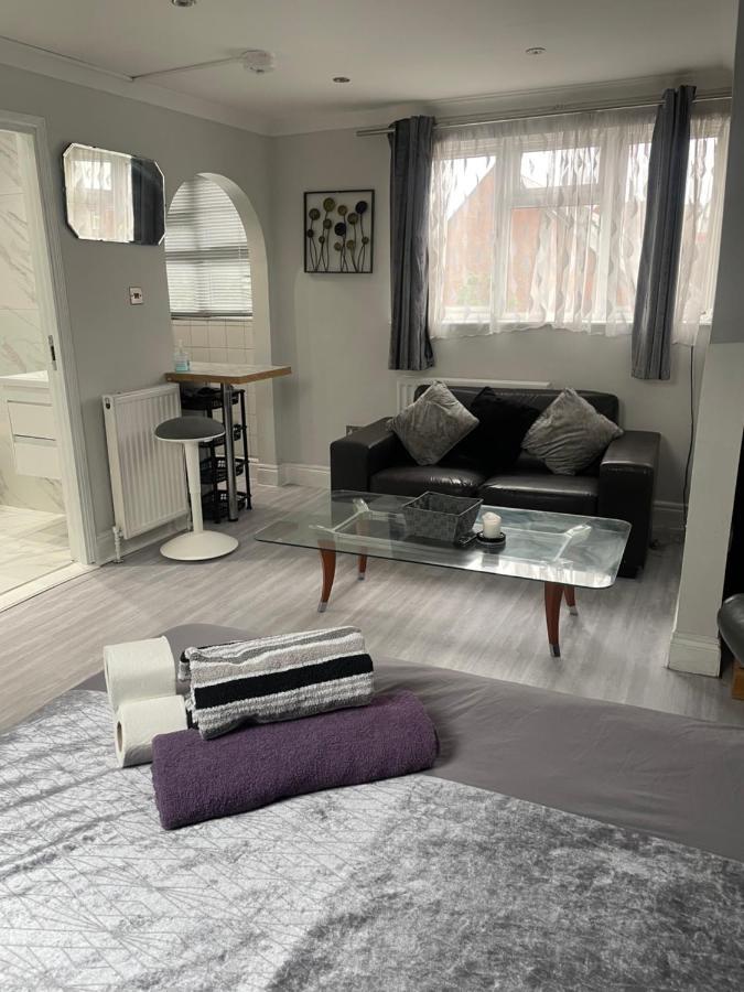 Newly Renovated Studio In Acton 伦敦 外观 照片